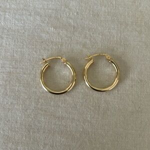 14kt Elegant Yellow Gold Hoop Earrings